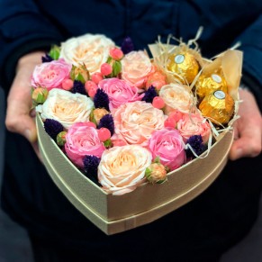 Серце з квітами та цукерками «Дихання майбутнього»