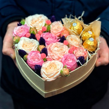 Сердце с цветами и конфетами «Дыхание будущего»