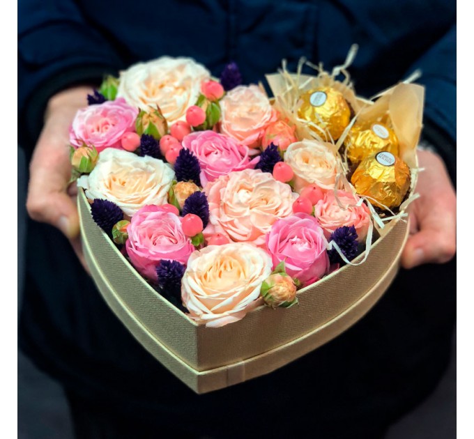 Сердце с цветами и конфетами «Дыхание будущего»
