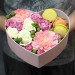 Сердце с цветами и макарунами «Воздушный десерт»