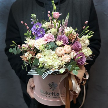 Цветы в шляпной коробке «First love»