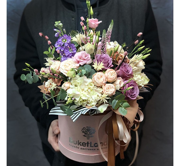 Цветы в шляпной коробке «First love»