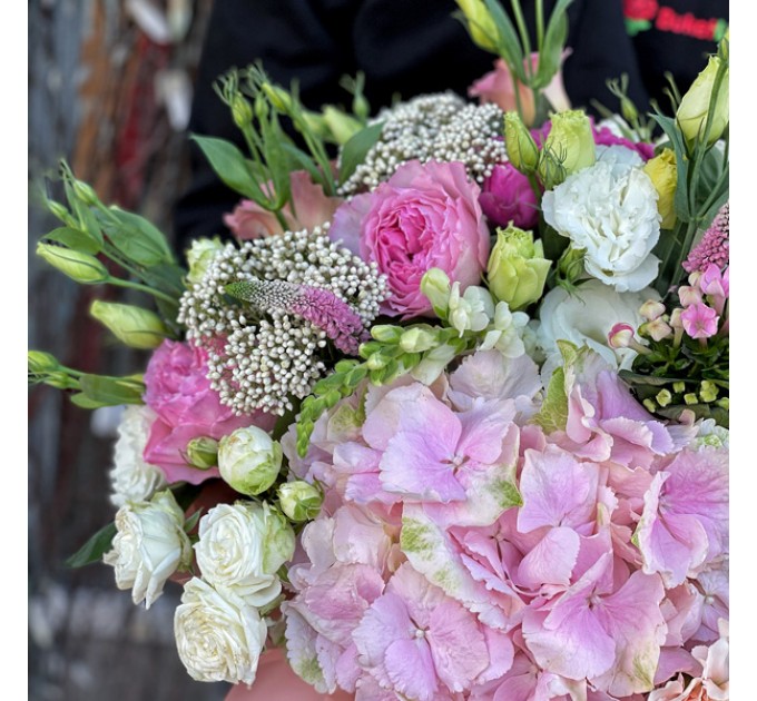 Цветы в шляпной коробке «Королева лета»