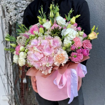 Цветы в шляпной коробке «Королева лета»