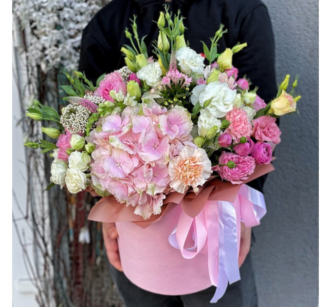 Цветы в шляпной коробке «Королева лета»