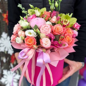 Цветы в шляпной коробке «Наоми»