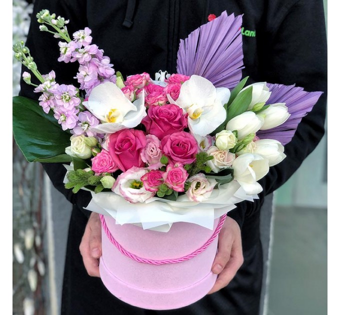 Цветы в шляпной коробке «Озерный край»