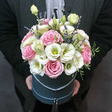 Цветы в шляпной коробке «Утонченность»