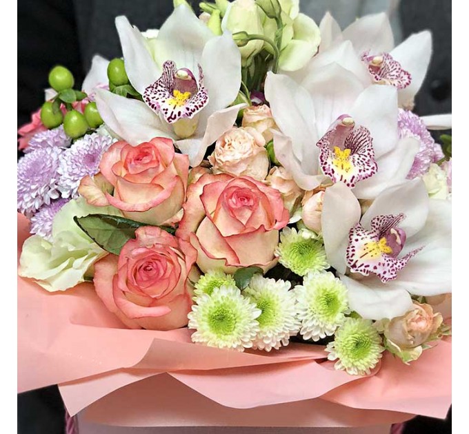 Цветы в шляпной коробке «Время любить»