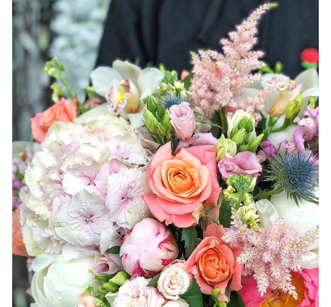 Цветы в шляпной коробке «Ягодное пралине»