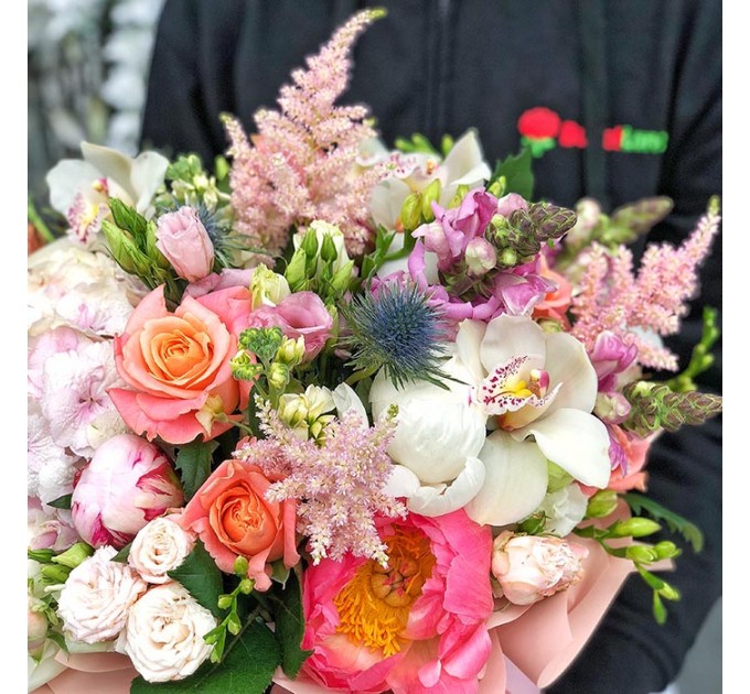 Цветы в шляпной коробке «Ягодное пралине»