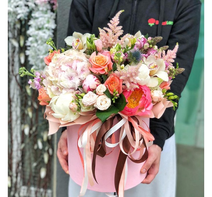 Цветы в шляпной коробке «Ягодное пралине»