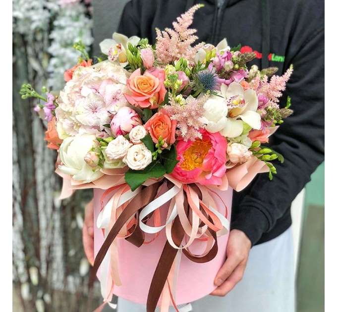 Цветы в шляпной коробке «Ягодное пралине»